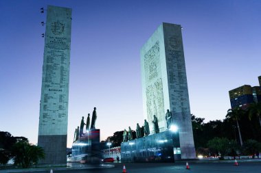 Caracas, Venezuela, 5 Aralık 2024: Gün batımında Tiuna Kalesi 'nin yanındaki Paseo Los Proceres anıtının (Kahramanların Yürüyüşü) manzarası. Şehrin ikonik sembolü
