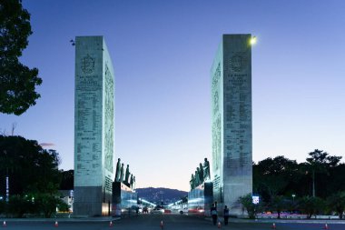 Caracas, Venezuela, 5 Aralık 2024: Paseo Los Prceres anıtının (Kahramanların Yürüyüşü) günbatımında Tiuna Kalesi 'nin yanındaki anıtı. Şehrin ikonik sembolü