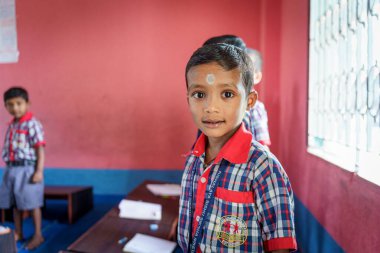 Kolkata, Hindistan - 20 Ekim 2024: Hindistan 'da bir ilkokul dersinde gülümseyen sınıf üniformalı bir çocuğun portresi. Büyüme, eğitim, ilham ve çocukluk kavramı