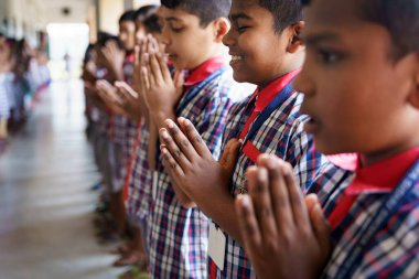 Kolkata, Hindistan - 20 Ekim 2024: üniformalı çocuklar gülümsüyor ve Hint okulu için ulusal marşı söylüyorlar. Büyüme, eğitim, ilham ve çocukluk kavramı