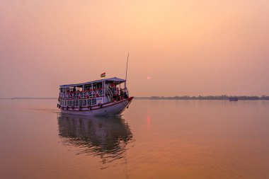 Sundarbans, Hindistan - 20 Ekim 2023: geleneksel bir turist teknesinin gün batımında bir su kanalında yelken açtığı görülüyor. Batı Bengal 'de Sundarbans' da safari turizmi kavramı. Kaplan rezervi.