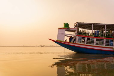 Sundarbans, Hindistan - 20 Ekim 2023: geleneksel turist teknesinin gün batımında bir su kanalında yelken açtığı görülüyor. Batı Bengal 'de Sundarbans' da safari turizmi kavramı. Kaplan rezervi.