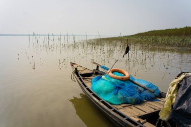 Sundarbans, Hindistan - 20 Ekim 2023: geleneksel turist teknesinin gün batımında bir su kanalında yelken açtığı görülüyor. Batı Bengal 'de Sundarbans' da safari turizmi kavramı. Kaplan rezervi.