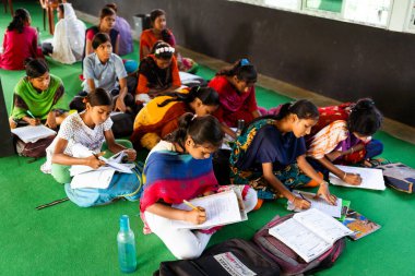 Sundarbans, Hindistan - 20 Ekim 2023: geleneksel turist teknesinin gün batımında bir su kanalında yelken açtığı görülüyor. Batı Bengal 'de Sundarbans' da safari turizmi kavramı. Kaplan rezervi.