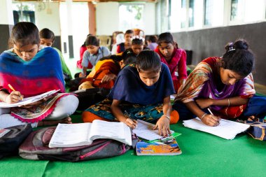 Sundarbans, Hindistan - 2 Kasım 2023: Hintli liseli kızlar Hindistan 'ın kırsal kesimindeki bir kız okulunda derslere katılıyorlar. Kendini adamış Hintli kadın öğrencilerin eğitim ve velayet hakkı kavramı