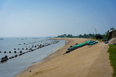 Hindistan 'ın iklim değişikliği nedeniyle kıyı şeridinde yükselen deniz seviyelerinden karayı korumak için Sundarbanların oluşturduğu setler..