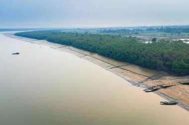 Sundarbans mangrovlarının su kanalları ve nehirleriyle hava manzarası. Doğal Kızılderili rezervi. Hindistan 'ın kırsal kesimindeki el değmemiş yaşam alanı.