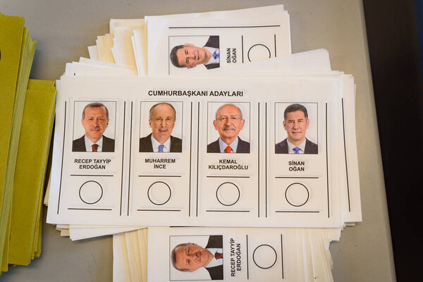 Стамбул, Турция, 14 мая 2023 года Молодая женщина голосует на всеобщих выборах в школе эби Саффет. 64 миллиона граждан Турции призваны сегодня голосовать на избирательных участках