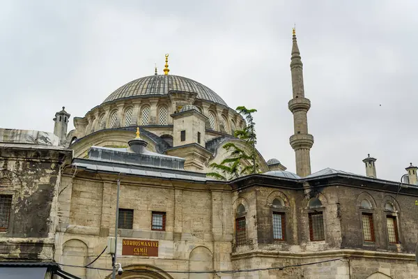 İstanbul, Türkiye - 15 Mayıs 2023: Sultanahmet Camii bulutlu bir günde iç mekanla ilgili ayrıntılarla birlikte görülüyor