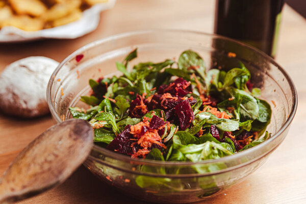 Healthy Winter Salad Red Beetroot Carrot Arugula Green Salad Glass — Stock Photo, Image