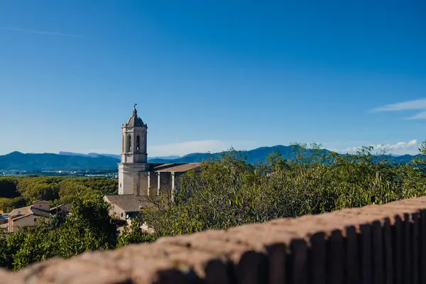 Girona, İspanya, 22 Ekim 2022: Roma duvarlarından Girona Katedrali manzarası. Eski şehrin manzarası.