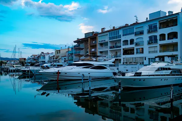 Tekneler İspanya 'nın Empuriabrava kentindeki ana su kanalında 25 Ağustos 2022' de alacakaranlıkta görülmektedir. Costa Brava bölgesindeki katalan kasabasının kanalı ve marinasıyla bilinen manzarası.