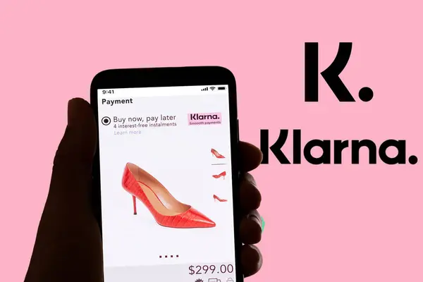 Çevrimiçi ödeme ve bankacılık uygulaması Klarna logosu 6 Temmuz 2022 'de İspanya' nın Barcelona kentindeki bir cep telefonunun ekranında görülüyor.