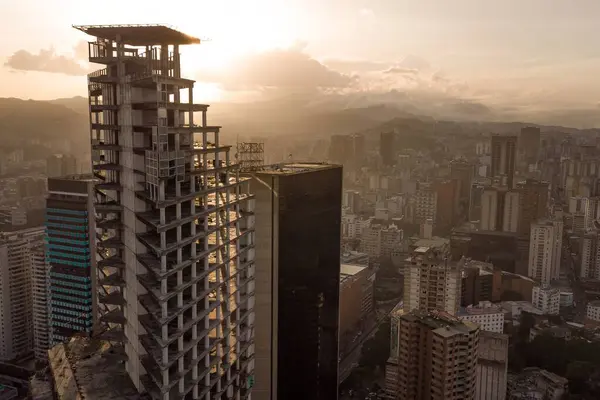 Gün batımında Caracas 'ın gökdelen ve gecekondu manzarası görülebilir. Gün batımında Venezuela başkentinin insansız hava aracı çekimi. Gelişmekte olan bir ülkede kalkınma kavramı