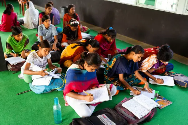 Sundarbans, Hindistan - 20 Ekim 2023: geleneksel turist teknesinin gün batımında bir su kanalında yelken açtığı görülüyor. Batı Bengal 'de Sundarbans' da safari turizmi kavramı. Kaplan rezervi.