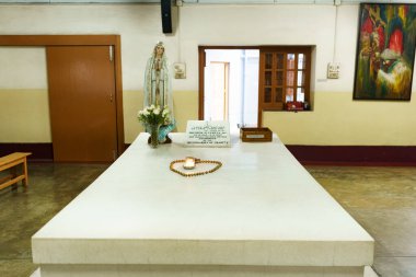 S INDIA - NOV 26, 2023: Kalküta 'lı Rahibe Teresa' nın Mezarı, yaygın olarak Rahibe Teresa olarak bilinen, hayatının çoğunu Hindistan 'da geçirmiş bir Katolik misyoner. Kolkata 'nın Simgesi