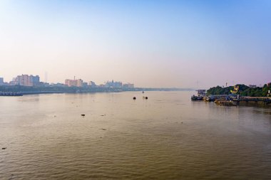 Hooghly Nehri sabah Howrah Köprüsü 'nden görülür. Hindistan 'ın Kolkata şehrinin manzarası Kalküta olarak da bilinir.