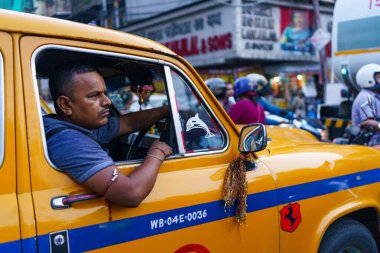 Kolkata, Hindistan - 20 Kasım 2023: Geleneksel sarı Büyükelçi taksileri ve taksileri, şehrin sokaklarında görülmektedir. Bu kalabalık Hint şehrinin ana sorunlarından biri trafik..