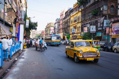 Kolkata, Hindistan - 20 Kasım 2023: Geleneksel sarı Büyükelçi taksileri ve taksileri, şehrin sokaklarının ayırıcı özelliği, şehrin yollarında görülmektedir..