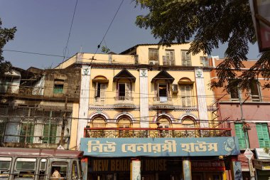 Kolkata, Hindistan - 20 Ekim 2023: şehrin sokakları ve binaları gün batımında görülür. Sömürge sonrası mimari örnekleriyle bir Hint şehrinde günlük yaşam sahnesi.