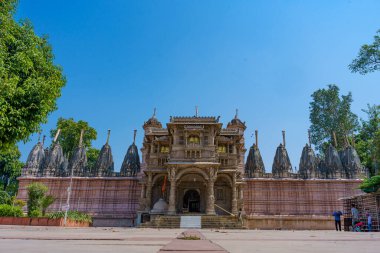 Ahmenabad, Gujarat, Hindistan 'daki Hutheesing Jain Tapınağı. Maru-Gujarat mimarisinde antik kutsal jain tapınağı örneği.