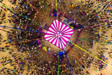 Hint Navratri Festivali 'nde insanlar Hint kıyafetleri içinde geleneksel Garba dansı yapıyorlar. Hindistan Dini Festivali 'nin havadan görünüşü