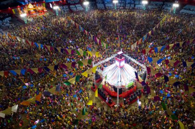 Hint Navratri Festivali 'nde insanlar Hint kıyafetleri içinde geleneksel Garba dansı yapıyorlar. Hindistan Dini Festivali 'nin havadan görünüşü