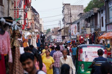 Vadodara, Hindistan - 15 Ekim 2023: Eski Kasaba 'da trafik ve insanlar kaosta görülüyor. Kaotik Hint şehri