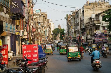 Vadodara, Hindistan - 15 Ekim 2023: Eski Kasaba 'da trafik ve insanlar kaosta görülüyor. Kaotik Hint şehri