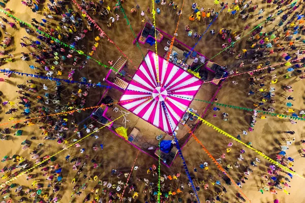 Hint Navratri Festivali 'nde insanlar Hint kıyafetleri içinde geleneksel Garba dansı yapıyorlar. Hindistan Dini Festivali 'nin havadan görünüşü