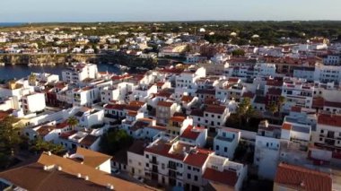 Günbatımında Balear adası Menorca 'daki Mahon şehrindeki geleneksel Es Castell kasabasının hava manzarası. Menorca 'nın insansız hava aracı ile muhteşem hava manzarası