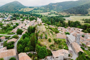 Fransa 'nın Occitania bölgesindeki Ariege bölgesinde küçük bir Fransız kasabası olan Belcaire' in hava manzarası. Pireneler 'in Fransız kırsalındaki alışveriş merkezi köyü..