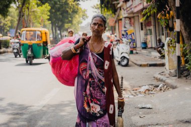 Ahmenabad, Hindistan - 20 Ekim 2023: Düşük Hint sınıfından fakir sokak kadını ve dalit ya da dokunulmaz olarak bilinen kast, sokakta çalışırken görülüyor