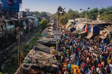 Kolkata, Hindistan - 20 Ekim 2023: Hindistanlılar Howrah Phool Bazaar 'da şehir merkezindeki Howrah köprüsü yakınlarında, Kolkata Çiçek Pazarı olarak da bilinir.