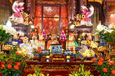 Vietnam 'da bir halk dini tapınağındaki bir tapınağın içinde hediyelere ve dekorasyonlara yakın durun. Vietnam ve Asya 'da din kavramı