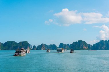 Vietnam, Ha Long Körfezi 'nin kireçtaşı kayaları arasında mavisi ile turist teknelerinin güzel manzarası. Halong körfezinin geniş manzara görüntüsü