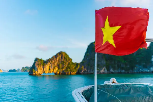 Vietnam 'ın kırmızı bayrağı, popüler bir turizm merkezi olan Ha Long Körfezi' nden geçen bir teknede dalgalanır. Vietnam ve Güneydoğu Asya 'da turizm kavramı