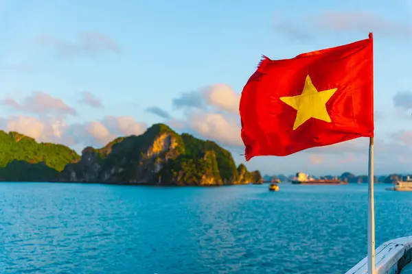 Vietnam 'ın kırmızı bayrağı, popüler bir turizm merkezi olan Ha Long Körfezi' nden geçen bir teknede dalgalanır. Vietnam ve Güneydoğu Asya 'da turizm kavramı