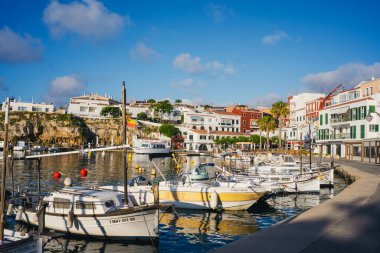 Cales Fonts limanının sabah manzarası. İspanya 'nın balkulak adalarındaki Menorca adasındaki Mahon ve Es Castell şehrindeki küçük tekne ve restoranlar.