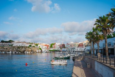 Cales Fonts limanının sabah manzarası. İspanya 'nın balkulak adalarındaki Menorca adasındaki Mahon ve Es Castell şehrindeki küçük tekne ve restoranlar.