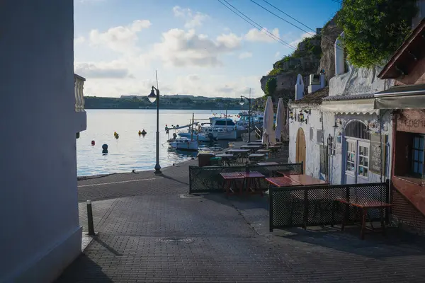 Cales Fonts limanının sabah manzarası. İspanya 'nın balkulak adalarındaki Menorca adasındaki Mahon ve Es Castell şehrindeki küçük tekne ve restoranlar.