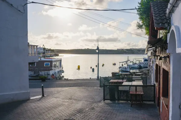 Cales Fonts limanının sabah manzarası. İspanya 'nın balkulak adalarındaki Menorca adasındaki Mahon ve Es Castell şehrindeki küçük tekne ve restoranlar.