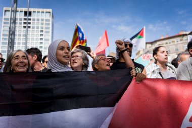 Barselona, İspanya - 6 Ekim 2024: İnsanlar gösteri sırasında Filistin ve Lübnan bayrakları sallarken görülüyor. Binlerce insan Filistin 'le dayanışma gösterilerine katıldı.