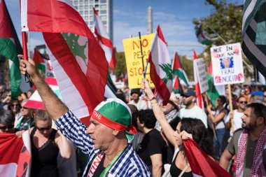 Barselona, İspanya - 6 Ekim 2024: İnsanlar gösteri sırasında Filistin ve Lübnan bayrakları sallarken görülüyor. Binlerce insan Filistin 'le dayanışma gösterilerine katıldı.