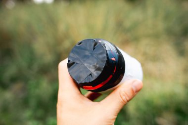 Ev yapımı iğne deliği kamerası ya da stenopeik kamera, teneke kutuyla yapılmış ve doğaya yerleştirilmiş. Fotoğraf makinesi deneyi yap