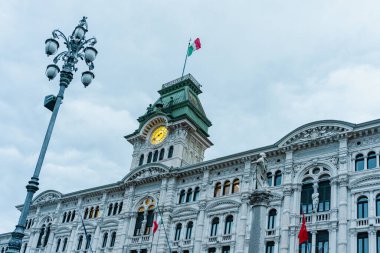 Trieste belediye binası Piazza Unita d 'Italia Meydanı manzaralı sabah durin kışında bulutlu gökyüzü. İtalya 'nın Friuli Venezia Giulia bölgesinde turistik bölge
