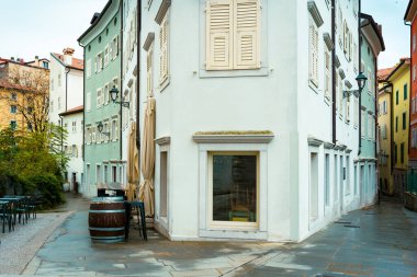 Trieste 'nin boş caddesi. Şehrin tarihi şehir merkezi. Geleneksel binalar bir ara sokak. Trieste 'nin Friuli Venezia Giulia' daki mimarisi, İtalya