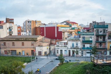 Barcelona, İspanya - 1 / 11 / 2024: Sants mahallesinin kentin dışındaki genel manzarası. Grafiti ile Barselona 'nın çevresi