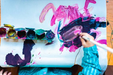 Yeni yürümeye başlayan çocukların resimlerini, boya fırçalarıyla kapatıyoruz. Yaratıcılık kavramı ve çocuklukta oynamak ve sanata eğitim