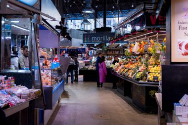 Barselona, İspanya - 20 Ocak 2025: Mercat de Sant Josep de la Boqueria 'da halk ve turistler görülüyor.